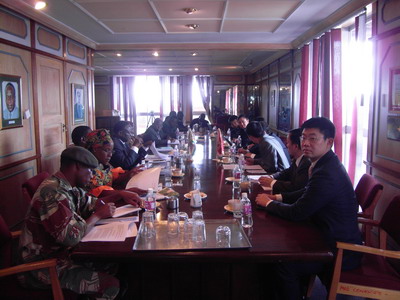 就合資項目，安徽農(nóng)墾集團(tuán)項目組與津巴布韋國防部、農(nóng)業(yè)部、律師等津方人員進(jìn)行談判。